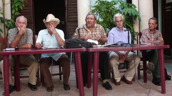 A la izquierda Carrera con un grupo de investigadores tema indigena