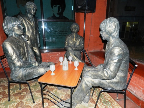 Sobresalen las esculturas de Paul Mccartney, John Lennon, Ringo Starr y George Harrison.