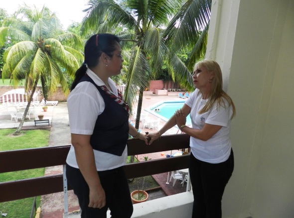 Mariela Carreño intercambia con una huesped en el Hotel Camagüey, Cuba