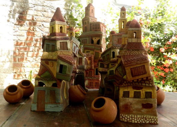 La ciudad de los Tinajones e iglesias torrenciales, es uno de los temas del ceramista camagüeyano Ramón Guerra, quien, en sus obras